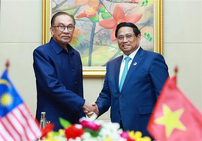El primer ministro de Vietnam, Pham Minh Chinh (en la derecha), se reúne con su par malasio, Datuk Seri Anwar Ibrahim, en el marco de las Cumbres 44 y 45 de la ASEAN en Vientiane, Laos. (Foto: VNA) malaysia-4740.jpg.webp