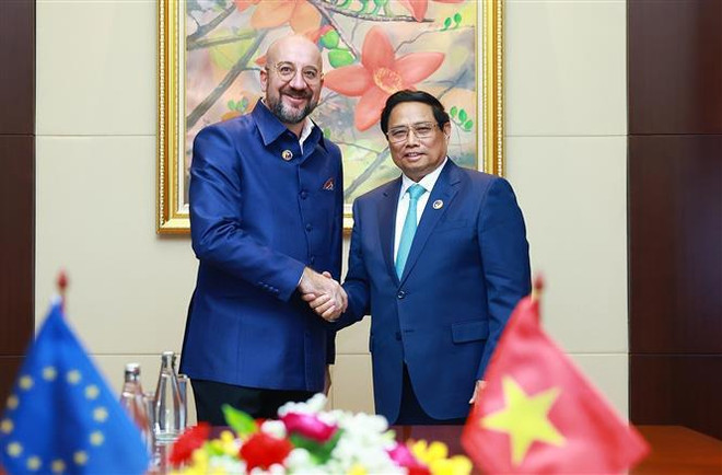 El primer ministro de Vietnam, Pham Minh Chinh (en la derecha),y el presidente del Consejo Europeo (CE), Charles Michel. (Fuente: VNA) vna_potal_thu_tuong_pham_minh_chinh_gap_chu_tich_hoi_dong_chau_au__7645039.jpg