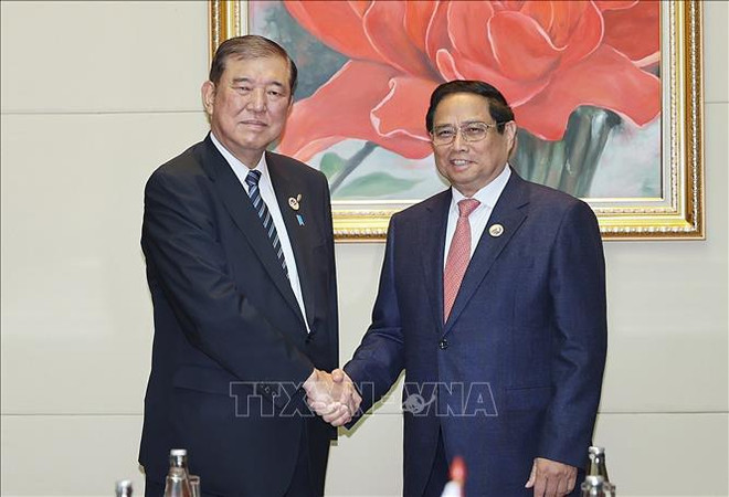 El primer ministro de Vietnam, Pham Minh Chinh (en la derecha), y su par japonés, Shigeru Ishiba. (Fuente: VNA) vna_potal_thu_tuong_pham_minh_chinh_gap_thu_tuong_nhat_ban_ishiba_shigeru_stand (1).jpg