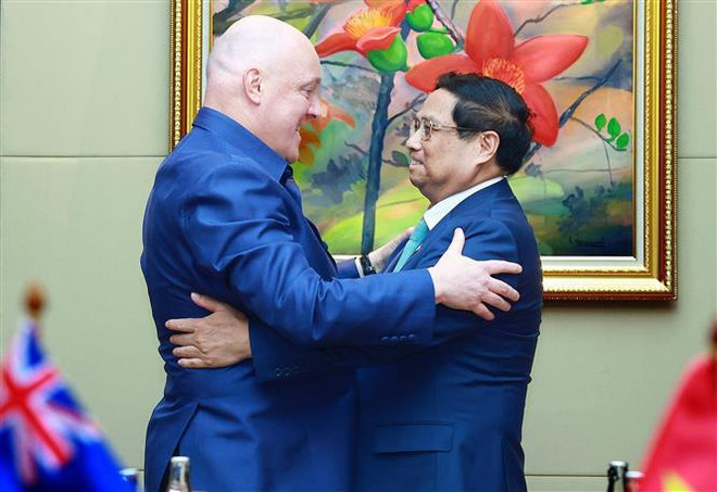 El primer ministro vietnamita, Pham Minh Chinh (en la derecha), y su homólogo neozelandés, Christopher Luxon. (Fuente: VNA) vna_potal_thu_tuong_pham_minh_chinh_gap_thu_tuong_new_zealand__7645057.jpg