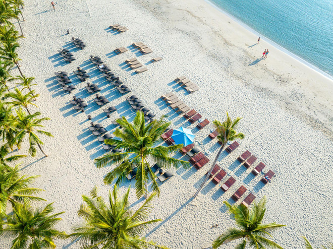 La poética playa frente al hotel La Festa Phu Quoc - Curio Collection by Hilton PQ 3.jpg