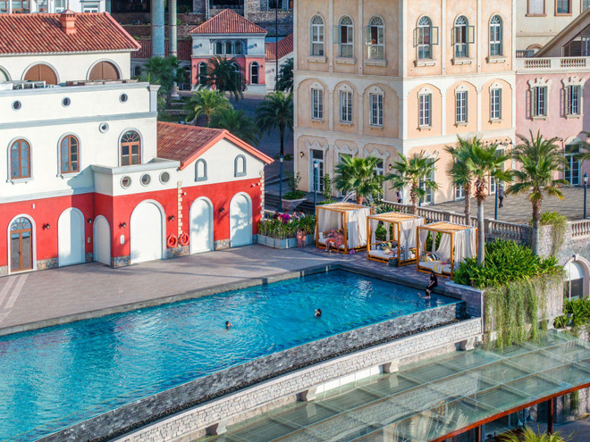 Piscina infinita con vistas al océano en La Festa Phu Quoc – Curio Collection by Hilton phu quoc 2.jpg