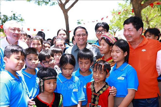 El primer ministro de Vietnam, Pham Minh Chinh, visita a los estudiantes de Hope School. (Foto: VNA) hình_ảnh (10).jpg