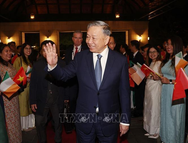 El secretario general del Partido Comunista de Vietnam (PCV) y presidente del país, To Lam, arribó a Irlandia. (Fuente: VNA) hình_ảnh (3).jpg