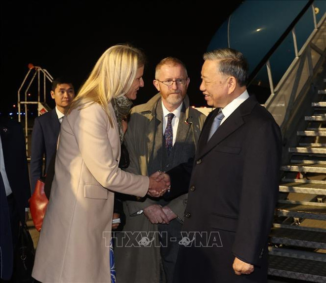 Entre funcionarios anfitriones que acudieron al aeropuerto de Dublín para dar la bienvenida al máximo dirigente de Vietnam, se encuentra la ministra de Estado en el Departamento de Agricultura, Alimentación y Marina, Pippa Hackett. (Fuente: VNA) hình_ảnh (4).jpg