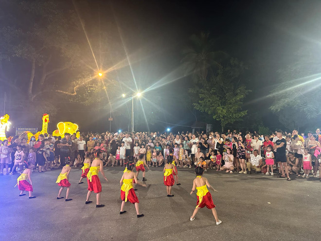 Una actuación artística para turistas que visitan el antiguo pueblo de Duong Lam. (Foto: VietnamPlus) 455822511-1916060195559145-6385258373764631317-n-4881.jpg.jpg
