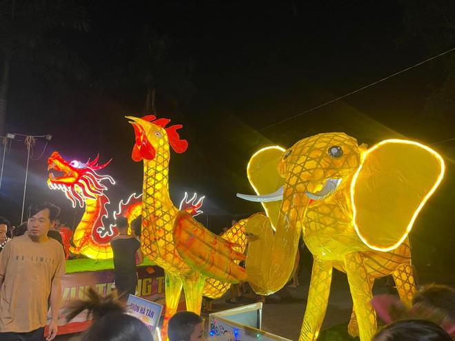 Se renuevan los faroles con muchos modelos diversos en el antiguo pueblo de Duong Lam (Foto: VietnamPlus) 455778179-1916060165559148-8364296340066977342-n-5814.jpg.jpg