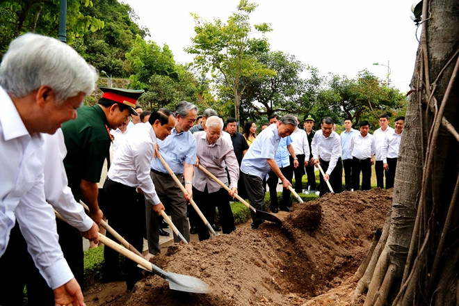 El secretario general Nguyen Phu Trong y otros dirigentes del Partido y del Estado, junto con el embajador Xiong Bo, plantan el Árbol de la Amistad en agosto de 2023. (Foto: dangcongsan.vn) cây_đa_hữu_nghị.jpg