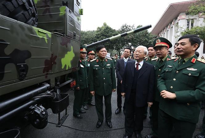 El entonces secretario general del PCV y presidente del país, Nguyen Phu Trong, visita una exposición de equipamiento militar en la conferencia político-militar de 2018. (Foto: VNA) vna_potal_tong_bi_thu_nguyen_phu_trong_tron_doi_vi_nuoc_vi_dan_7491729.jpg