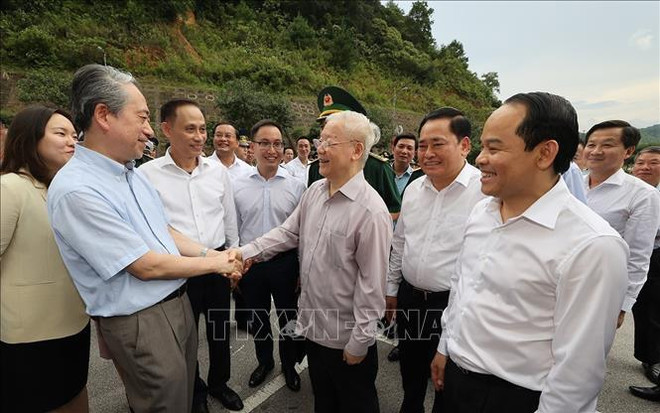 El secretario general del PCV, Nguyen Phu Trong, y el embajador Xiong Bo en la Puerta Fronteriza de Amistad Vietnam - China, en la provincia norteña de Lang Son. (Foto: VNA) đs_TQ.jpg