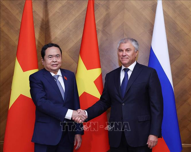 El presidente de la Asamblea Nacional de Vietnam, Tran Thanh Man (en la izquierda), y el presidente de la Duma Estatal de Rusia, Vyacheslav Victorovich Volodin. (Fuente: VNA) hình_ảnh (1).jpg