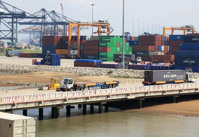 Camiones portacontenedores transportan mercancías a través del muelle en el grupo portuario Cai Mep-Thi Vai, provincia de Ba Ria-Vung Tau. (Foto: VNA) cang-cai-mep-6739.jpg.webp