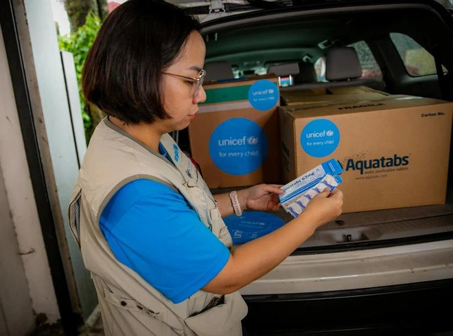 UNICEF transportó con urgencia 80 mil pastillas potabilizadoras de agua al Centro Provincial de Control de Enfermedades de Thai Nguyen y cuatro mil litros de agua al Hospital Provincial de Lao Cai (Foto: UNICEF) uni641992-med-res-6154.jpg.webp