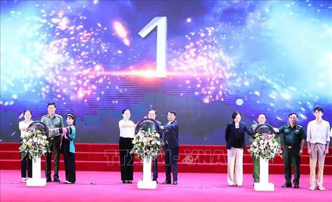 Ceremonia en Lao Cai para lanzar la campaña para combatir la trata de personas. (Fuente: VNA) vna_potal_khong_de_tre_em_nao_bi_bo_lai_phia_sau_trong_cuoc_chien_phong_chong_mua_ban_nguoi_stand (1).jpg