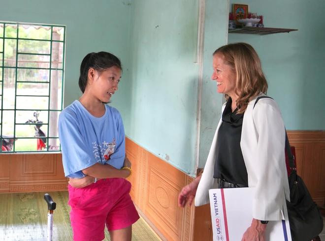 Aler Grubbs visita a la familia de una niña discapacitada en la provincia de Thua Thien-Hue, quien recibe apoyo de USAID. (Foto: VietnamPlus) anh-3-4947.jpeg.webp