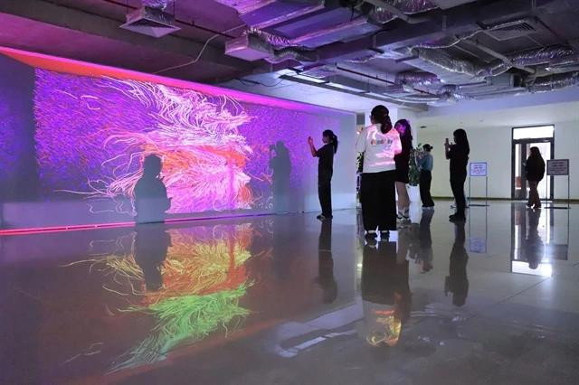 Una exposición celebrada durante la edición del año pasado de ArtTech Fusion (Foto cortesía de la Universidad de Economía de Ciudad Ho Chi Minh) 381106-fusion-1835.jpg.webp