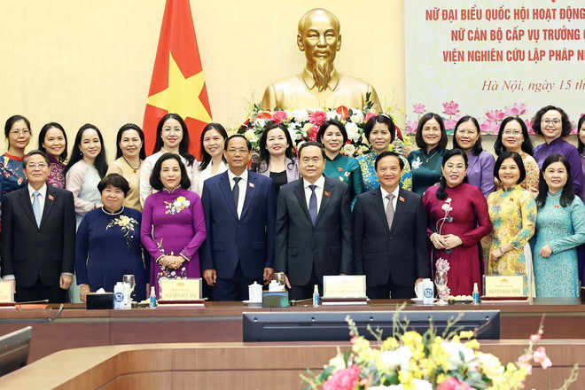El presidente de la Asamblea Nacional de Vietnam, Tran Thanh Man, y las delegadas participantes en la cita. (Fuente: VNA) vna_potal_chu_tich_quoc_hoi_tran_thanh_man_chu_tri_gap_mat_nu_dai_bieu_quoc_hoi_hoat_dong_chuyen_trach_o_trung_uong_nu_can_bo_cap_vu_truong_cua_van_ph_7652560.jpg