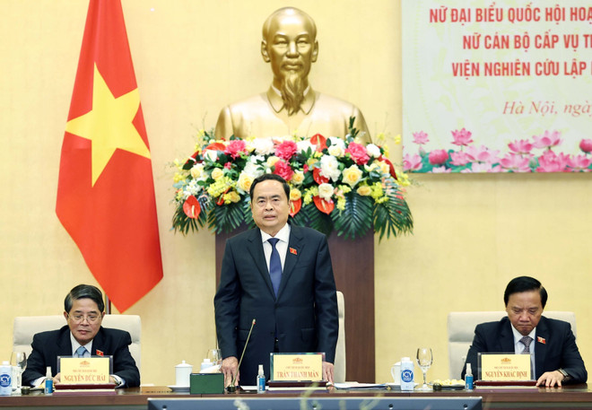El presidente de la Asamblea Nacional de Vietnam, Tran Thanh Man, en la cita. (Fuente: VNA) vna_potal_chu_tich_quoc_hoi_tran_thanh_man_chu_tri_gap_mat_nu_dai_bieu_quoc_hoi_hoat_dong_chuyen_trach_o_trung_uong_nu_can_bo_cap_vu_truong_cua_van_ph_7652565.jpg