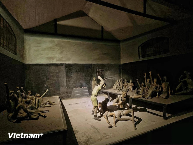 Recorrido nocturno por la prisión de Hoa Lo deja profundas emociones en los viajeros. (Foto: VietnamPlus) hoa lo.jpg