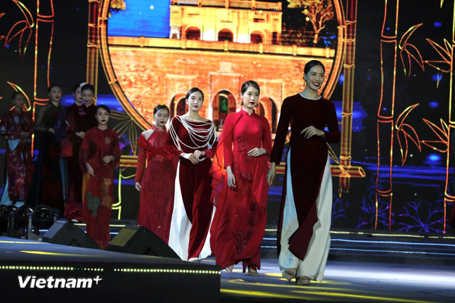 Un espectáculo de Ao Dai (Foto: VietnamPlus) ao dai.jpg