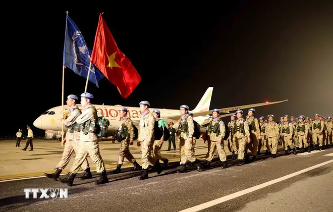 El primer equipo de ingenieros militares de Vientam llegó al aeropuerto internacional de Noi Bai, completando su misión en la Misión UNISFA. (Foto: TTXVN) CBINH.jpg