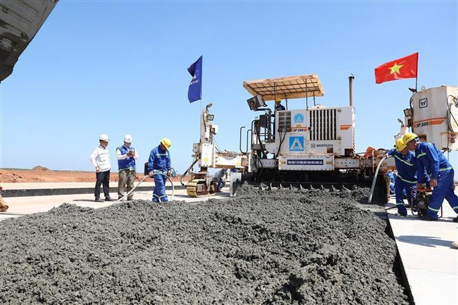 Construcción de la pista del Aeropuerto de Long Thanh (Foto: VNA) vna_potal_thu_tuong_pham_minh_chinh_kiem_tra_tien_do_du_an_dau_tu_xay_dung_cang_hang_khong_quoc_te_long_thanh_7223696.jpg