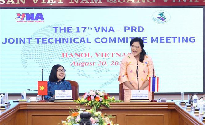 La directora general del PRD, Sudruetai Lertkasem, interviene en la reunión. (Foto: VNA) vna_potal_cuoc_hop_uy_ban_ky_thuat_hon_hop_lan_thu_17_giua_thong_tan_xa_viet_nam_va_cuc_quan_he_cong_chung_thai_lan___7547045.jpg