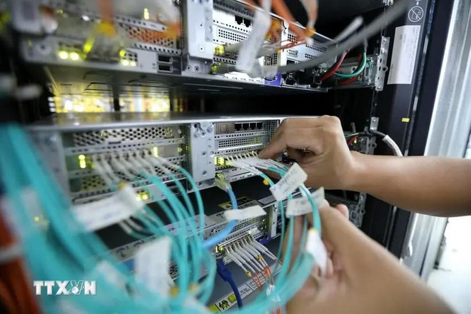 Técnico del VNPT chequea la distribución y el sistema de transmisión (Centro Provincial de Telecomunicaciones de Tay Ninh). (Foto: VNA) vienthong.webp