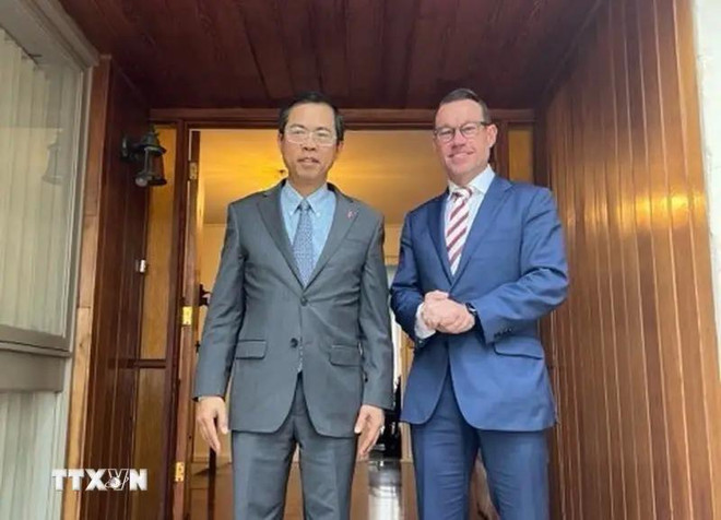El embajador vietnamita, Pham Hung Tam (en la izquierda), y el director ejecutivo de Comercio e Inversión de Queensland, Justin McGowan. (Fuente: VNA) 6.webp