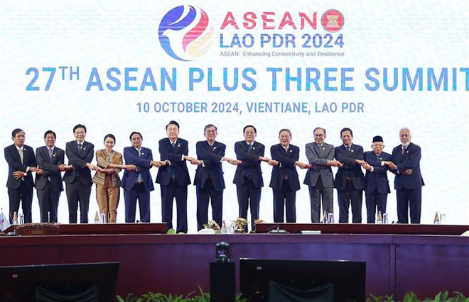 El primer ministro vietnamita, Pham Minh Chinh (quinto desde la izquierda), otros jefes de delegaciones de países de la ASEAN, el primer ministro chino, Li Qiang (quinto desde la derecha), el presidente de Corea del Sur, Yoon Suk Yeol (sexto desde la izquierda), y el primer ministro japonés, Ishiba Shigeru (centro), en la 27ª Cumbre de la ASEAN+3 en Vientiane. (Foto: VNA) vna_potal_thu_tuong_pham_minh_chinh_du_hoi_nghi_cap_cao_asean__3__lan_thu_27_7644155.jpg