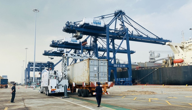 Puerto de Cai Lan. (Fuente: baoquangninh.vn) 2218153_2201024_may_soi_container_di_dong_eagle_m60_thong_qua_he_thong_giam_sat_soi_chieu_hien_dai_tren_thiet_bi_cong_chuc_hai_quan_se_biet_duoc_toan_bo_hang__13272729 (1).jpg