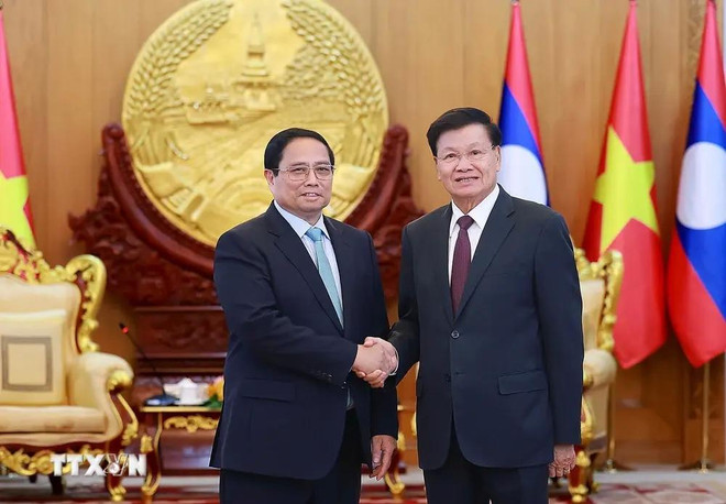 El primer ministro Pham Minh Chinh y el secretario general del Comité Central del Partido Popular Revolucionario y el presidente de Laos, Thongloun Sisoulith. (Fuente: VNA) thou.webp