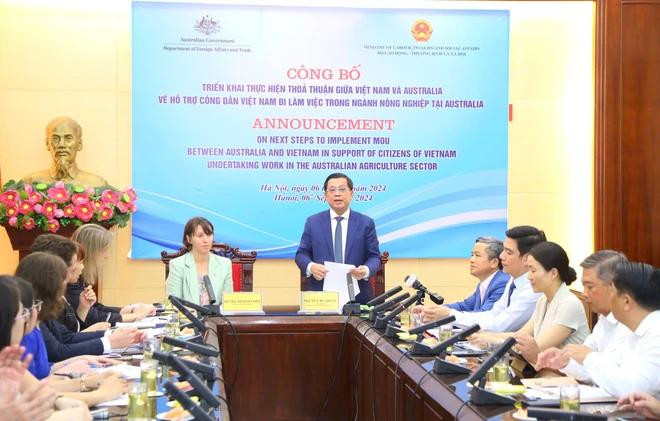 El viceministro vietnamita de Trabajo, Inválidos de Guerra y Asuntos Sociales, Nguyen Ba Hoan, anuncia informaciones del programa. (Fuente: Vietnamplus) 0c87e37045a8e2f6bbb9-7346.jpg.webp