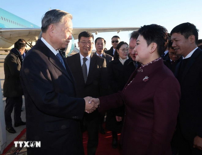 La ministra de Relaciones Exteriores de Mongolia, B. Battsetseg, despide al secretario general del Partido Comunista y presidente de Vietnam, To Lam. (Fuente: VNA) hình_ảnh (62).jpg