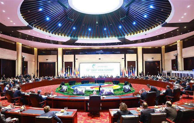 En la XIX Cumbre de Asia Oriental. (Fuente: VNA) dong a.jpg
