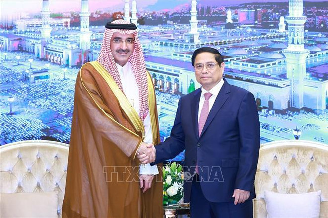 El primer ministro vietnamita, Pham Minh Chinh, y Sultan Al-Marshad, director ejecutivo del Fondo Saudita para el Desarrollo (Fuente: VNA) hình_ảnh (86).jpg