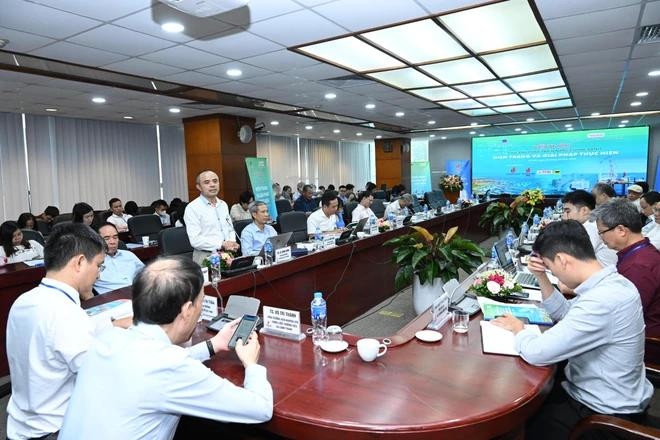 Delegados participantes en el evento "Promoción del desarrollo de la energía verde: estado actual y soluciones de implementación", organizado por el Instituto de Economía de Vietnam en colaboración con la revista Empresas y Negocios en Hanoi el 8 de agosto. (Fuente: Vietnamplus) xanh-993.jpg.webp