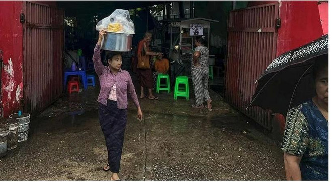 Nueve personas de un "barrio de ocupantes ilegales" en Yangon fueron hospitalizadas por diarrea grave. (Foto: AFP) yangon-8898.jpg (1).webp