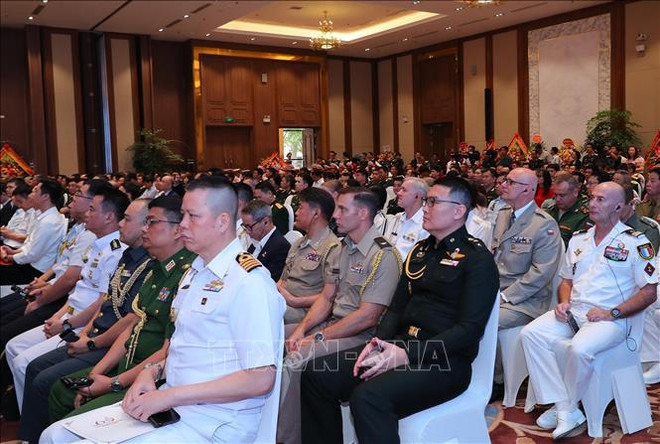 Agregados militares de otros países asisten a la cita. (Foto: VNA) uuid=0F3CC59B-188E-4121-8F5A-3E78AF33BABC&library=1&type=1&mode=1&loc=true&cap=true.jpg