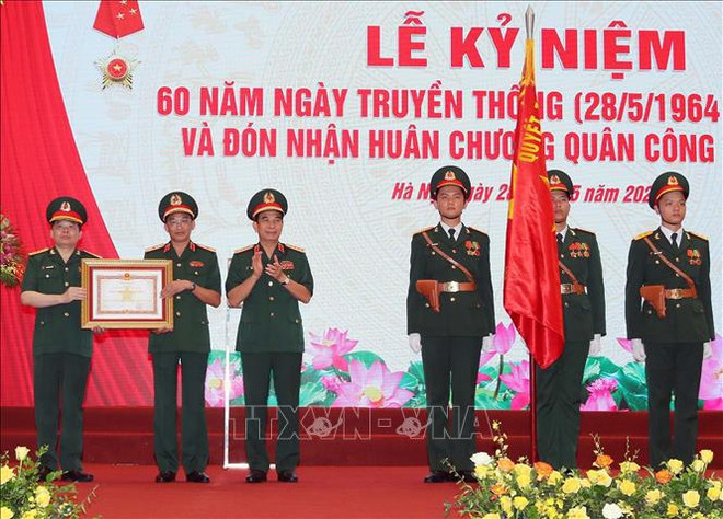 Entrega de la Orden de Mérito de Primera Clase al Departamento de Relaciones Exteriores del Ministerio de Defensa de Vietnam. (Foto: VNA) cuc_doi_ngoai_bo_quoc_phong_don_nhan_huan_chuong_quan_cong_hang_nhat_stand.jpg