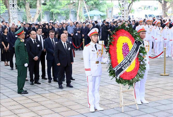 Una delegación, encabezada por ministro de Muyahidines (Veteranos de Guerra) y Titulares de Derechos de Argelia, Laïd Rebiga, rinde al secretario general Nguyen Phu Trong. (Fuente: VNA) Algeria-2407202434.jpg