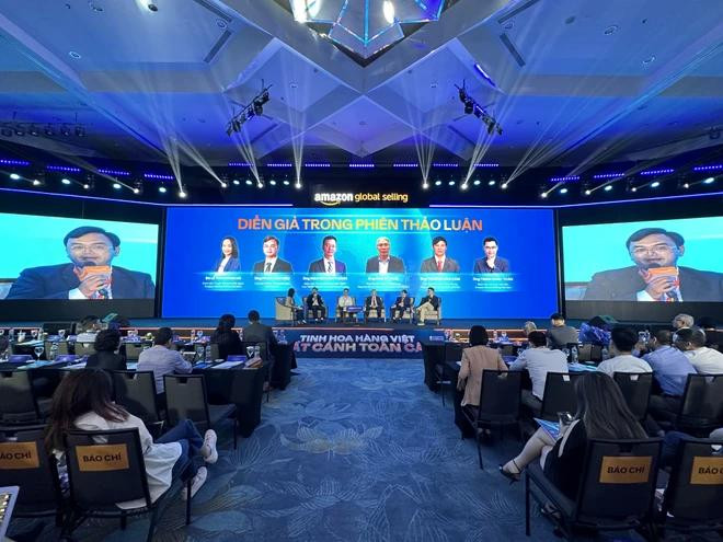Participantes en el debate sobre el comercio electrónico transfronterizo (Fuente: Vietnamplus) 2.webp
