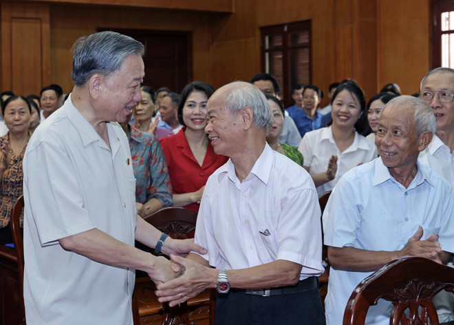 El presidente vietnamita, To Lam, y votantes locales. (Fuente: VNA) gkfjhrhr.jpg