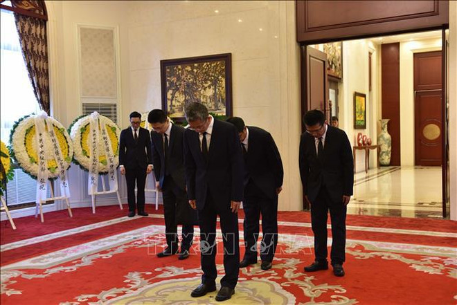 La delegación china rinde homenaje al secretario general Nguyen Phu Trong. (Fuente: VNA) hình_ảnh (14).jpg