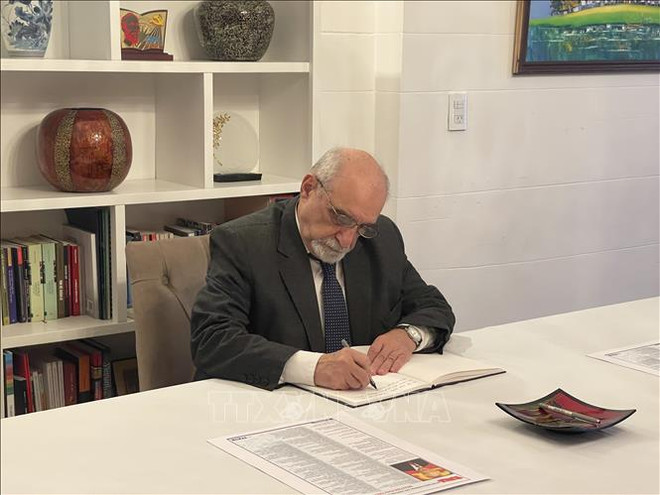 Jorge Kreyness, secretario general del Partido Comunista de Argentina, escribe en el libro de condolencias. (Fuente: VNA) tb ar.jpg