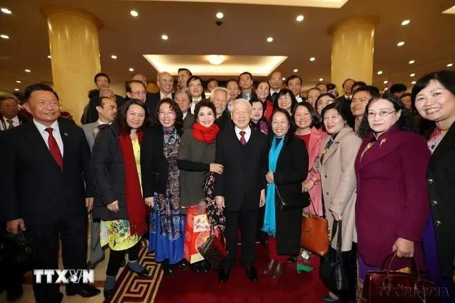 El secretario general del Partido Comunista de Vietnam, Nguyen Phu Tron, y los intelectuales y artistas en el Tet de 2018. (Fuente: VNA) 3.webp