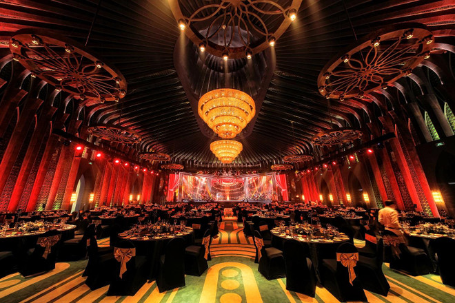 Magnífico salón de baile en Sun Signature Gallery ballroom.jpg