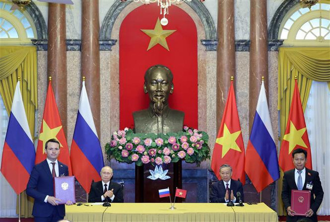 El presidente de Vietnam, To Lam (sentado en la derecha) y el presidente de Rusa, Vladimir Putin (sentado en la izquierda), presenciaron la entrega de los documentos firmados entre los dos países. (Fuente: VNA) vna_potal_chu_tich_nuoc_to_lam_va_tong_thong_vladimir_putin_chung_kien_trao_cac_van_kien_hop_tac_viet_-_nga__7440423.jpg
