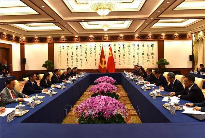 Reunión entre el miembro del Buró Político, secretario del Comité Central del PCV y jefe de su Comisión de Propaganda y Educación, Nguyen Trong Nghia, y el miembro del Buró Político del Comité Central del PCCh y jefe de su Departamento de Publicidad, Li Shulei. (Foto: VNA) uuid=A125E161-14BE-455A-9848-937ABDB70B3A&library=1&type=1&mode=1&loc=true&cap=true.jpg