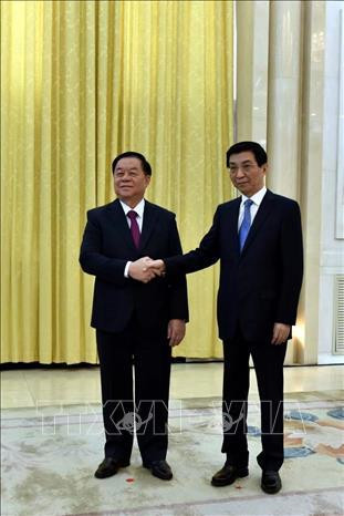El miembro del Buró Político, secretario del Comité Central del PCV y jefe de su Comisión de Propaganda y Educación, Nguyen Trong Nghia (izquierda), y el miembro permanente del Buró Político del Comité Central del PCCh y presidente del Comité Nacional de la Conferencia Consultiva Política del Pueblo Chino, Wang Huning (Foto: VNA) uuid=2076D237-E373-4F01-AC77-422DC5126C05&library=1&type=1&mode=1&loc=true&cap=true.jpg